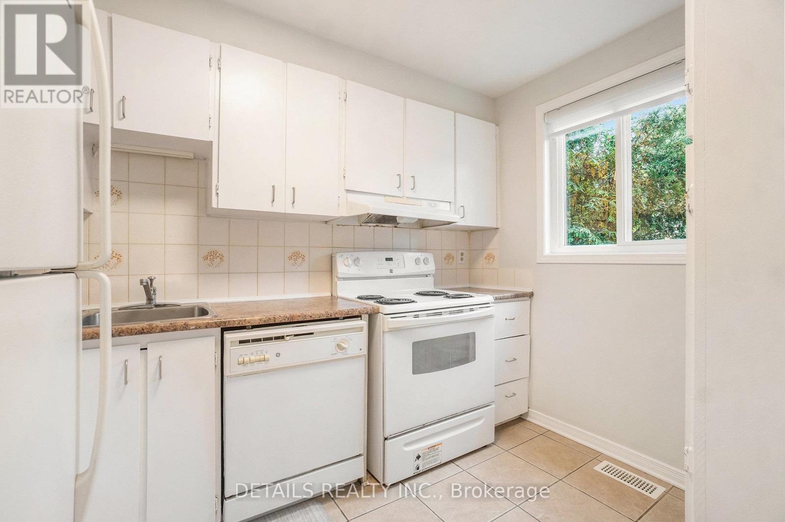 












144D VALLEY STREAM DRIVE

,
Ottawa,




Ontario
K2H9C6

