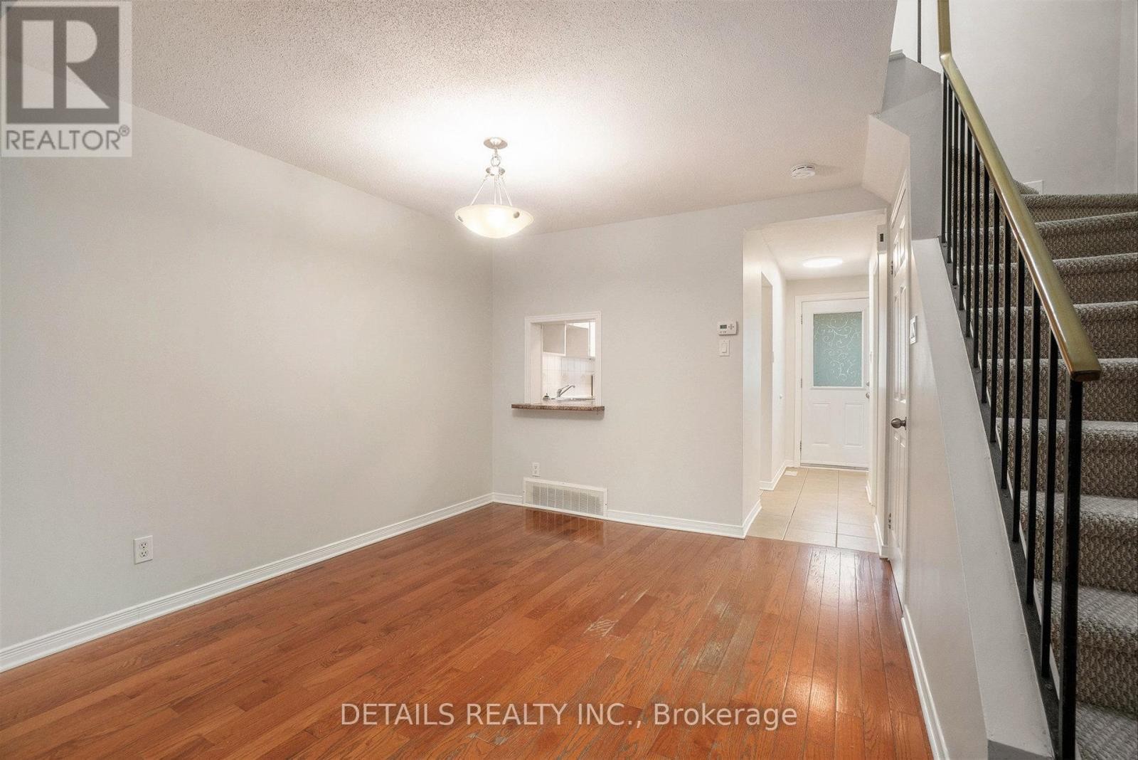 












144D VALLEY STREAM DRIVE

,
Ottawa,




Ontario
K2H9C6

