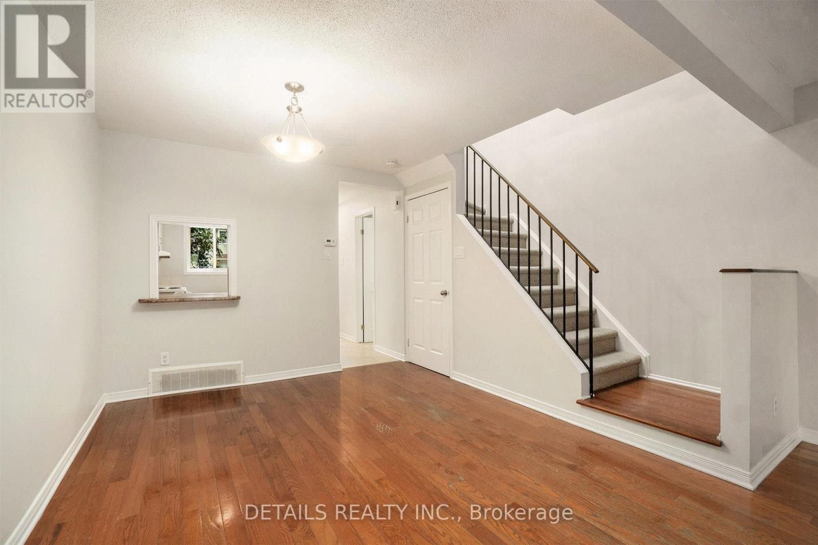 












144D VALLEY STREAM DRIVE

,
Ottawa,




Ontario
K2H9C6

