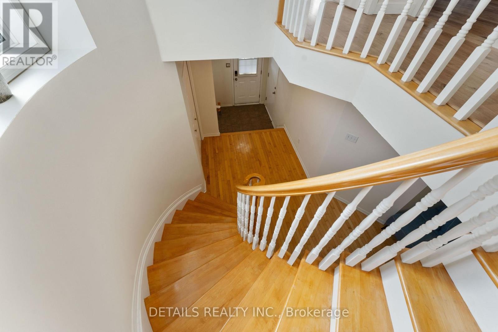 












8 WIMBLEDON WAY

,
Ottawa,




Ontario
K2K3J2

