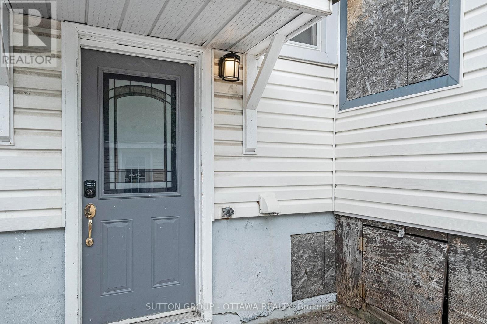 












1368 LABRIE AVENUE

,
Ottawa,




Ontario
K1B3M1

