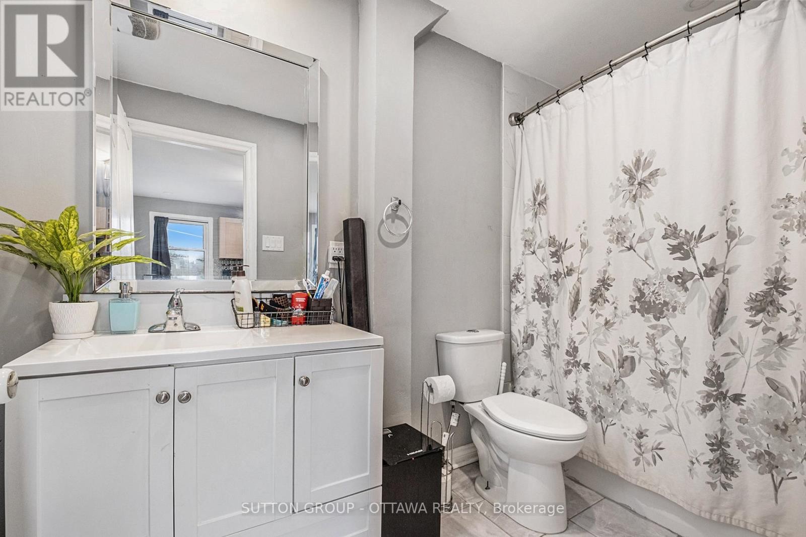












1368 LABRIE AVENUE

,
Ottawa,




Ontario
K1B3M1

