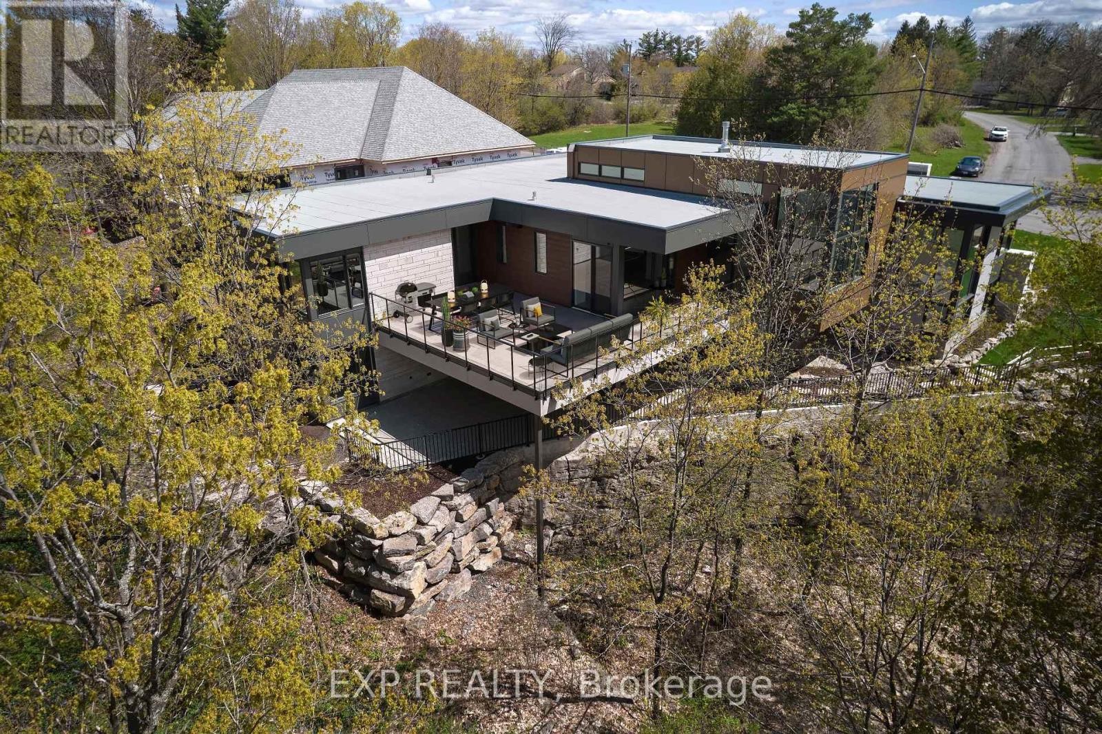 












32 CLOVELLY ROAD

,
Ottawa,




Ontario
K1J6M2

