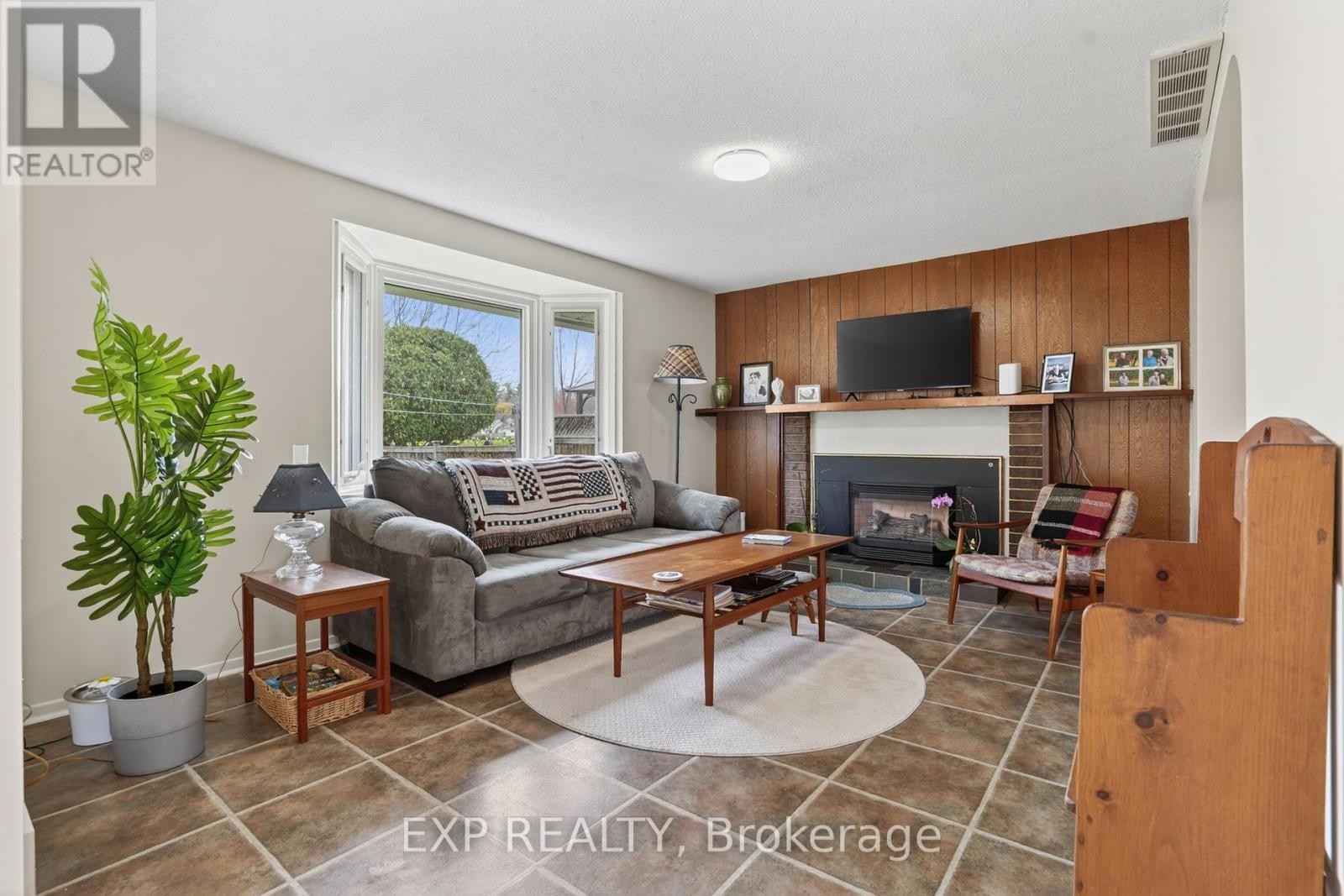 












652 GLENHURST CRESCENT

,
Ottawa,




Ontario
K1J7B7

