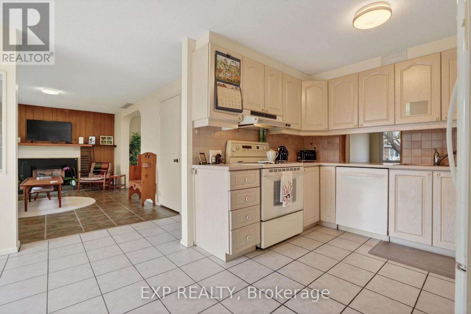 












652 GLENHURST CRESCENT

,
Ottawa,




Ontario
K1J7B7

