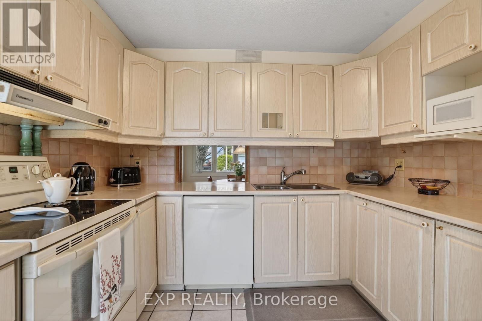 












652 GLENHURST CRESCENT

,
Ottawa,




Ontario
K1J7B7

