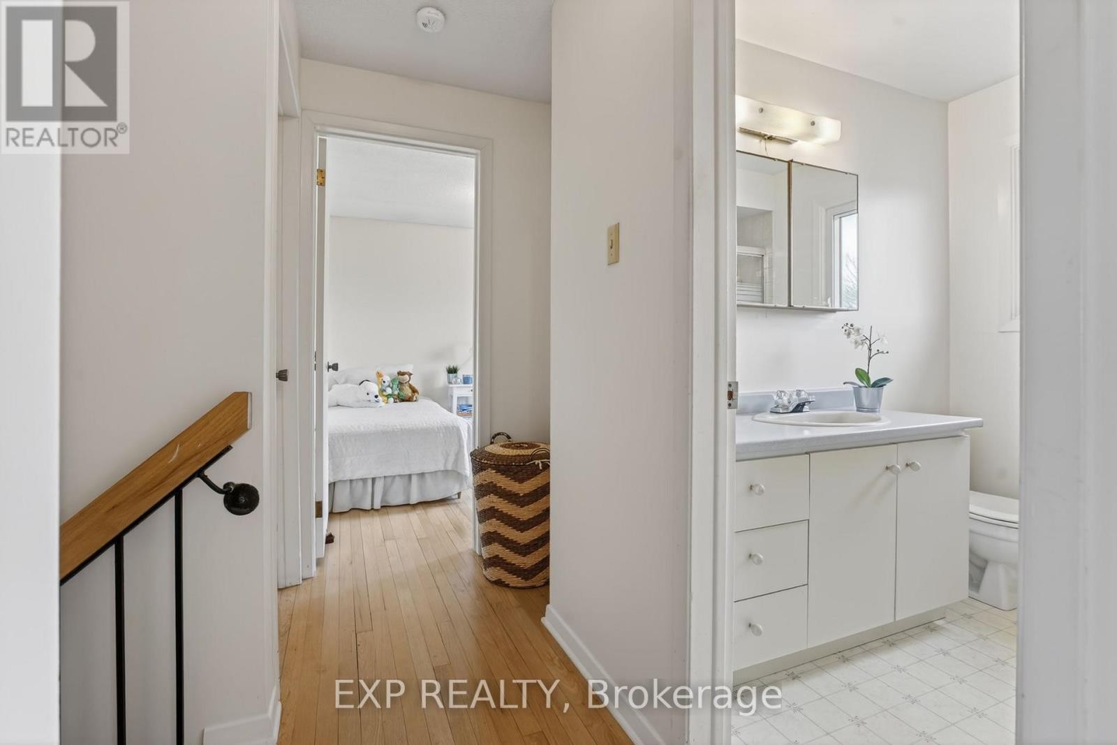 












652 GLENHURST CRESCENT

,
Ottawa,




Ontario
K1J7B7

