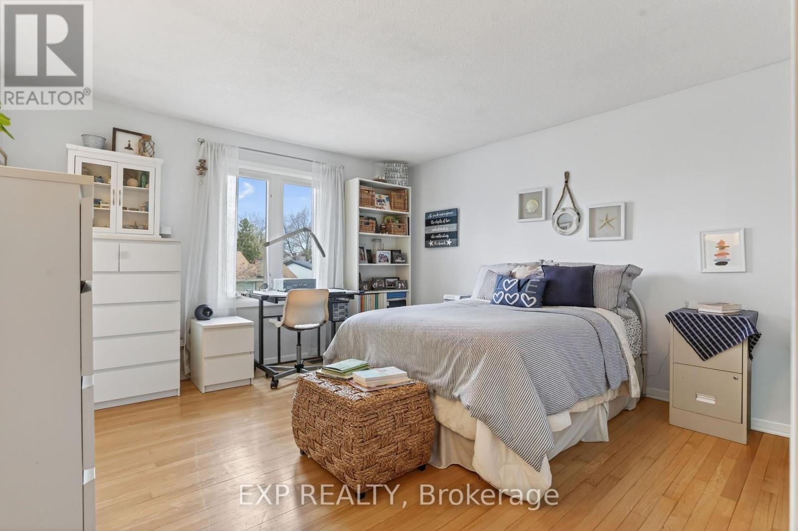 












652 GLENHURST CRESCENT

,
Ottawa,




Ontario
K1J7B7

