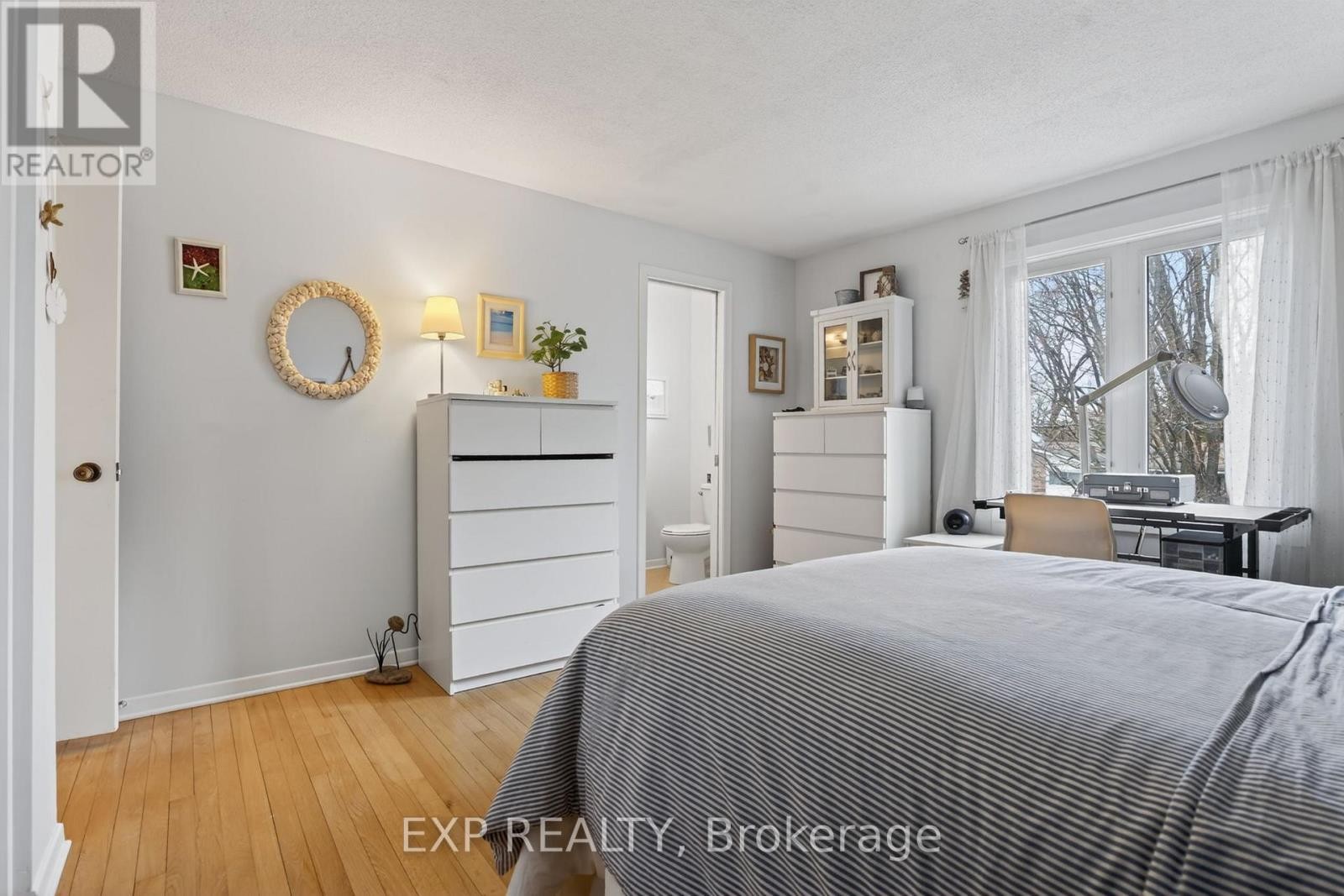 












652 GLENHURST CRESCENT

,
Ottawa,




Ontario
K1J7B7


