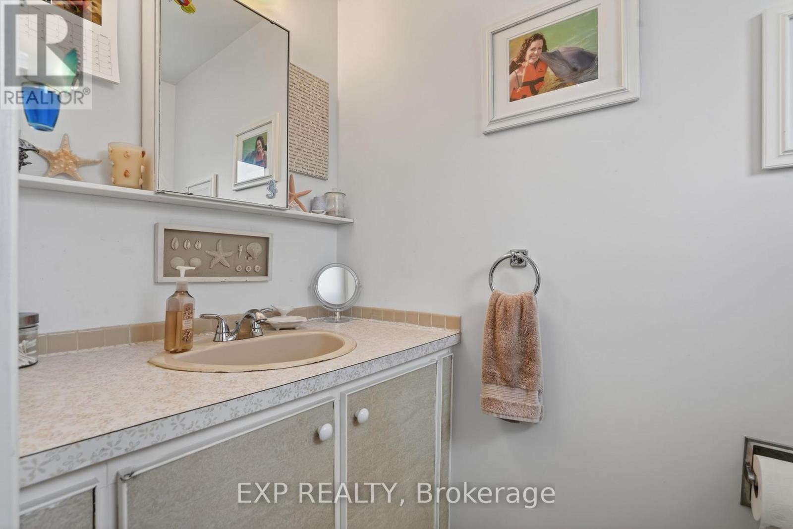 












652 GLENHURST CRESCENT

,
Ottawa,




Ontario
K1J7B7

