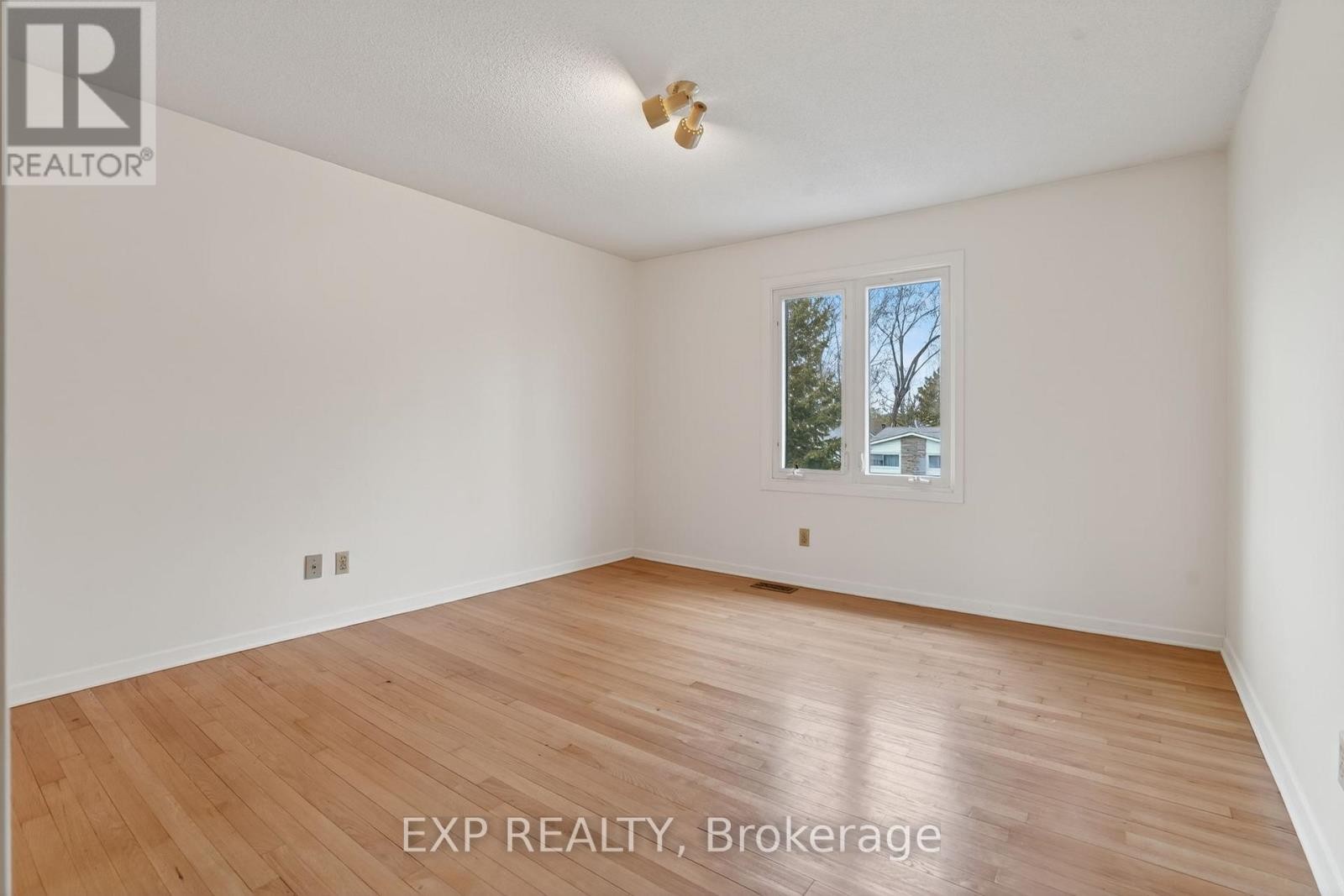 












652 GLENHURST CRESCENT

,
Ottawa,




Ontario
K1J7B7


