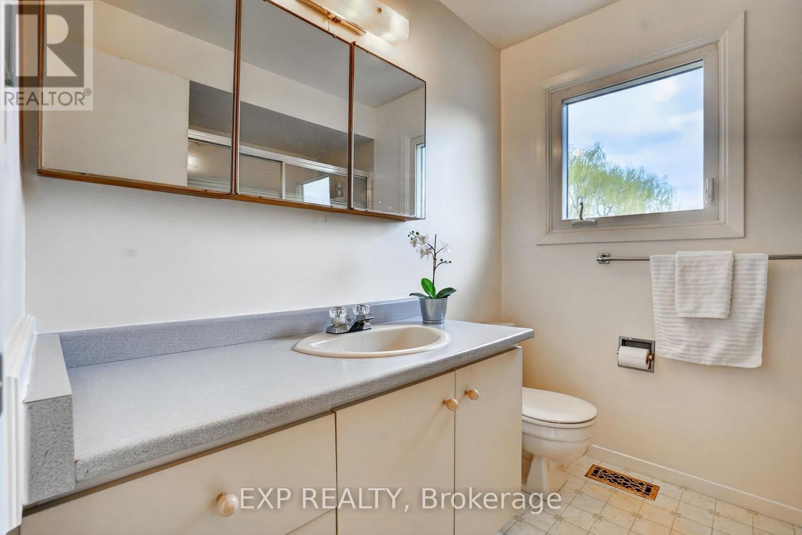 












652 GLENHURST CRESCENT

,
Ottawa,




Ontario
K1J7B7

