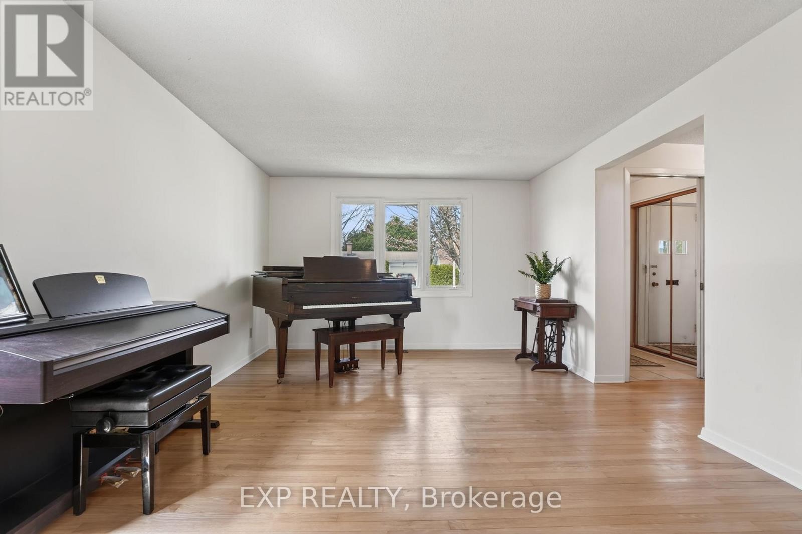 












652 GLENHURST CRESCENT

,
Ottawa,




Ontario
K1J7B7

