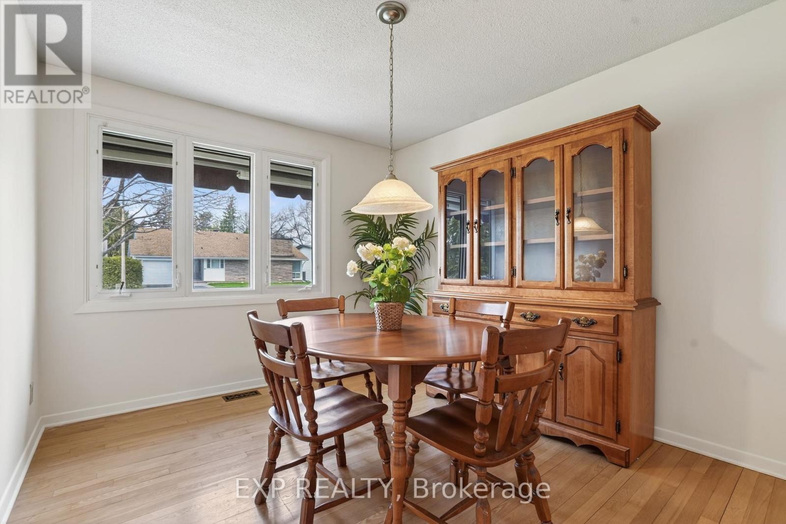 












652 GLENHURST CRESCENT

,
Ottawa,




Ontario
K1J7B7

