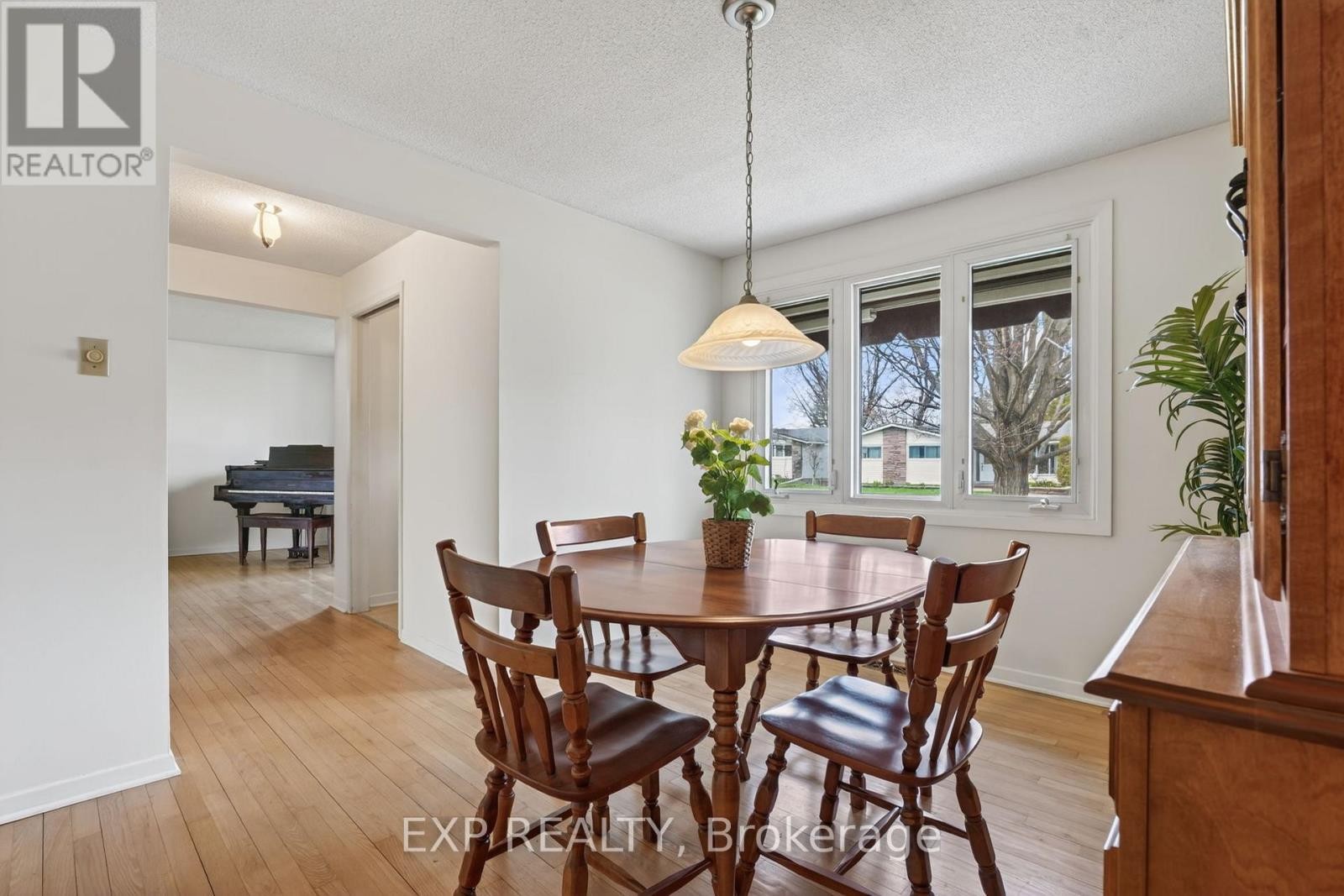 












652 GLENHURST CRESCENT

,
Ottawa,




Ontario
K1J7B7

