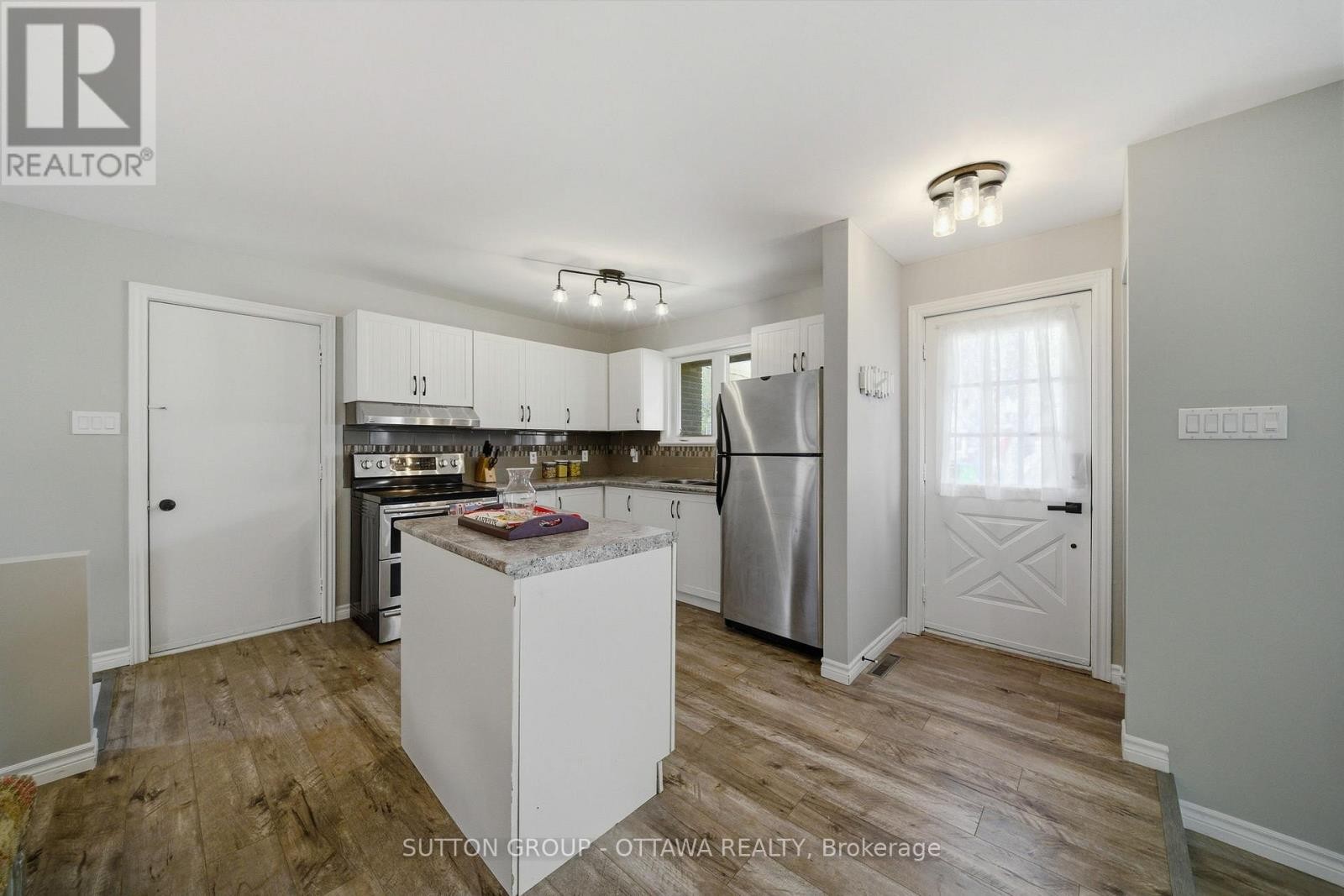 












380 MAPLE STREET

,
Russell,




Ontario
K4R1B5


