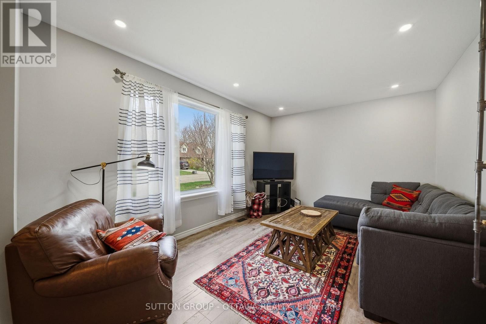 












380 MAPLE STREET

,
Russell,




Ontario
K4R1B5

