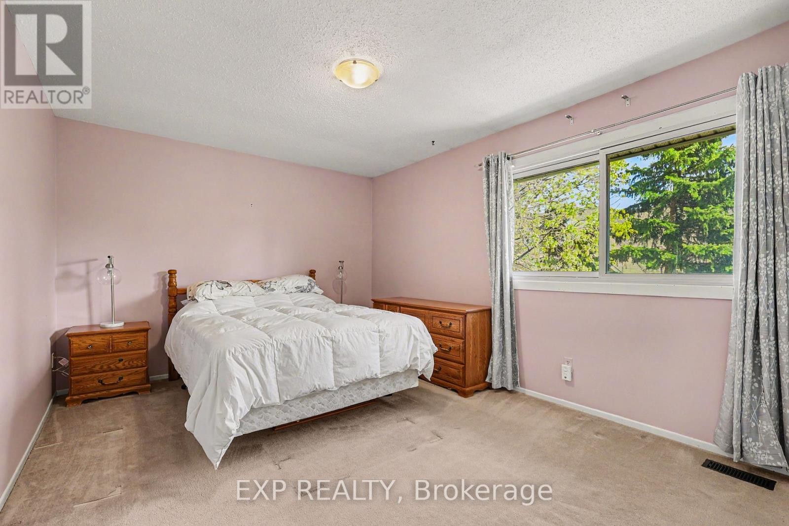 












1410 BALLARD COURT

,
Ottawa,




Ontario
K1B4Z2

