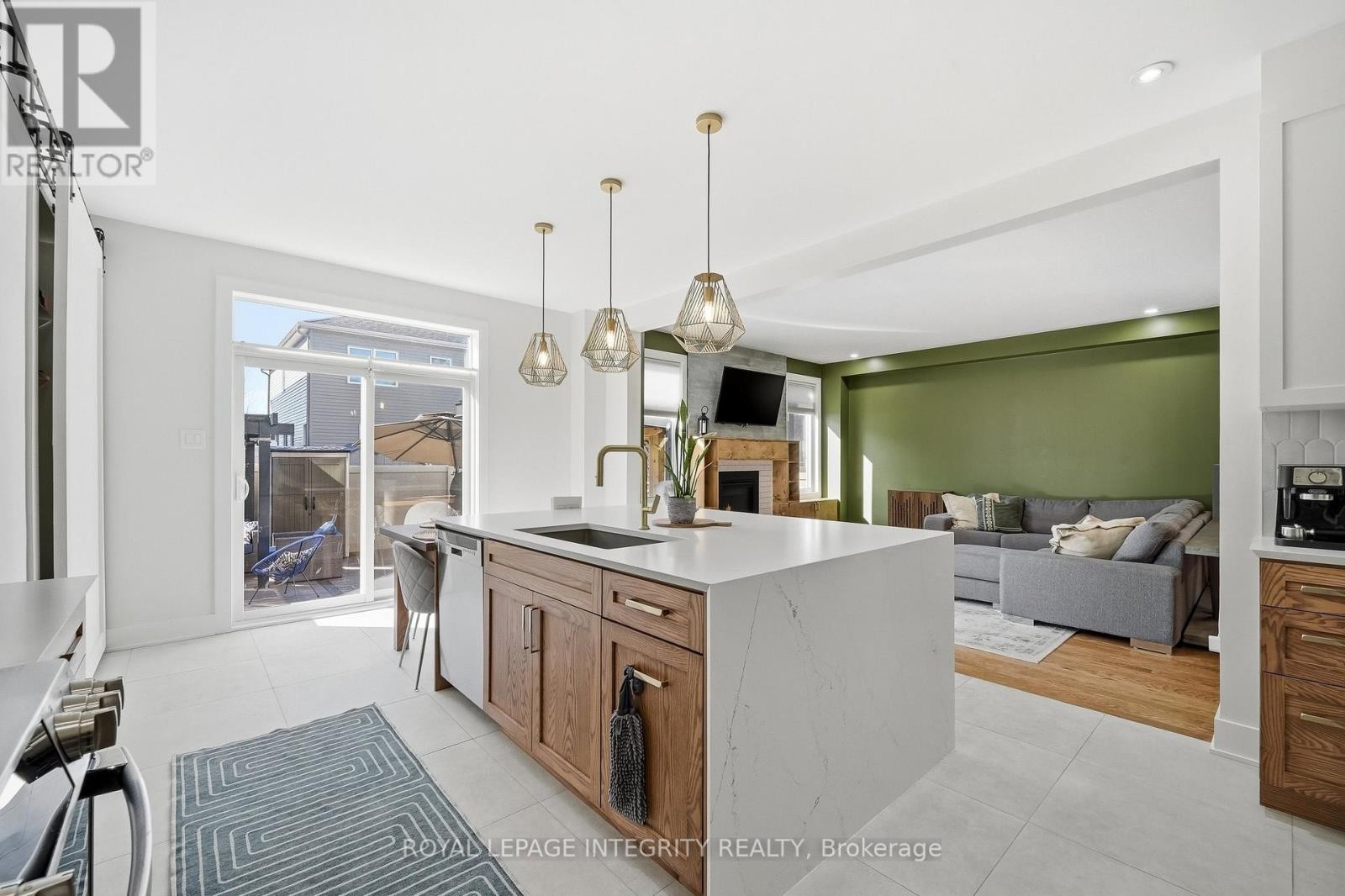 












525 YELLOW BIRCH STREET

,
Ottawa,




Ontario
K1W0J3

