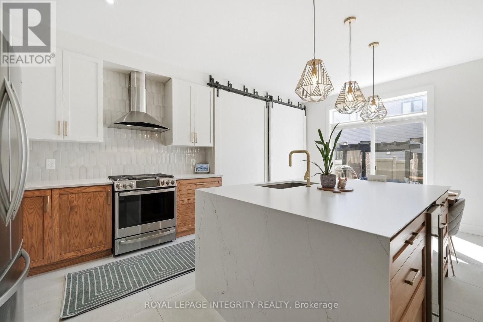 












525 YELLOW BIRCH STREET

,
Ottawa,




Ontario
K1W0J3

