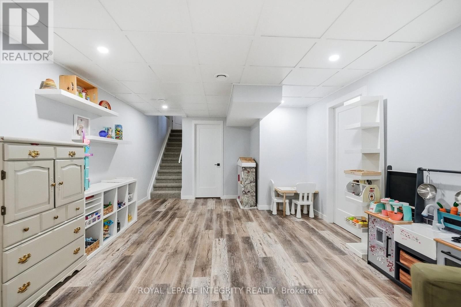 












525 YELLOW BIRCH STREET

,
Ottawa,




Ontario
K1W0J3

