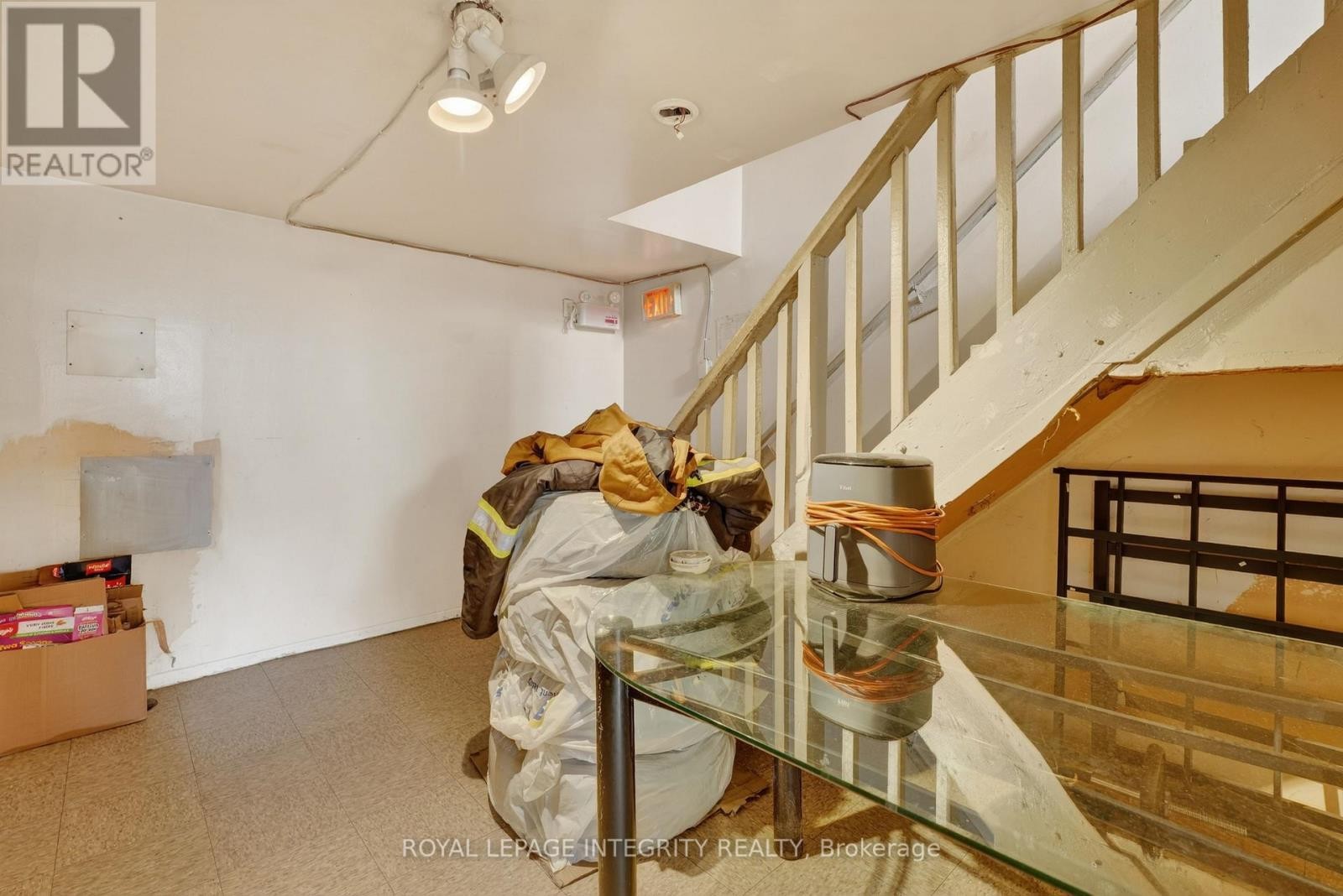 












322-324 QUEEN MARY STREET

,
Ottawa,




Ontario
K1K1W9

