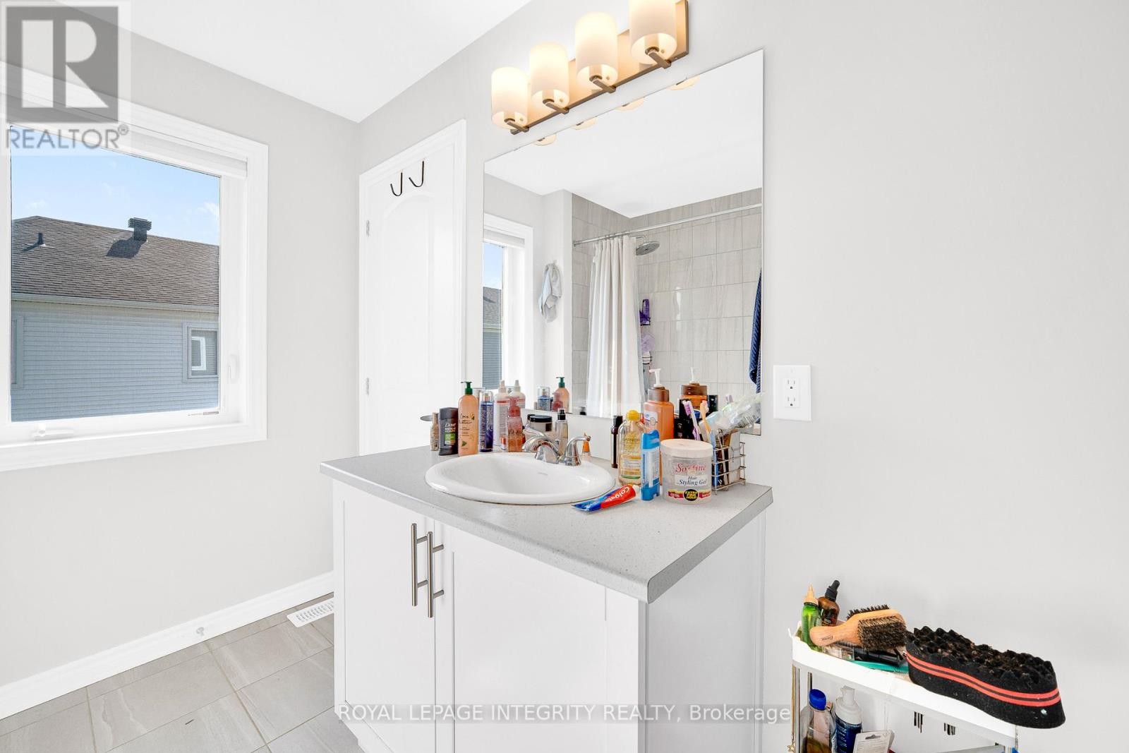 












16 FOCALITY CRESCENT

,
Ottawa,




Ontario
K1M0N3

