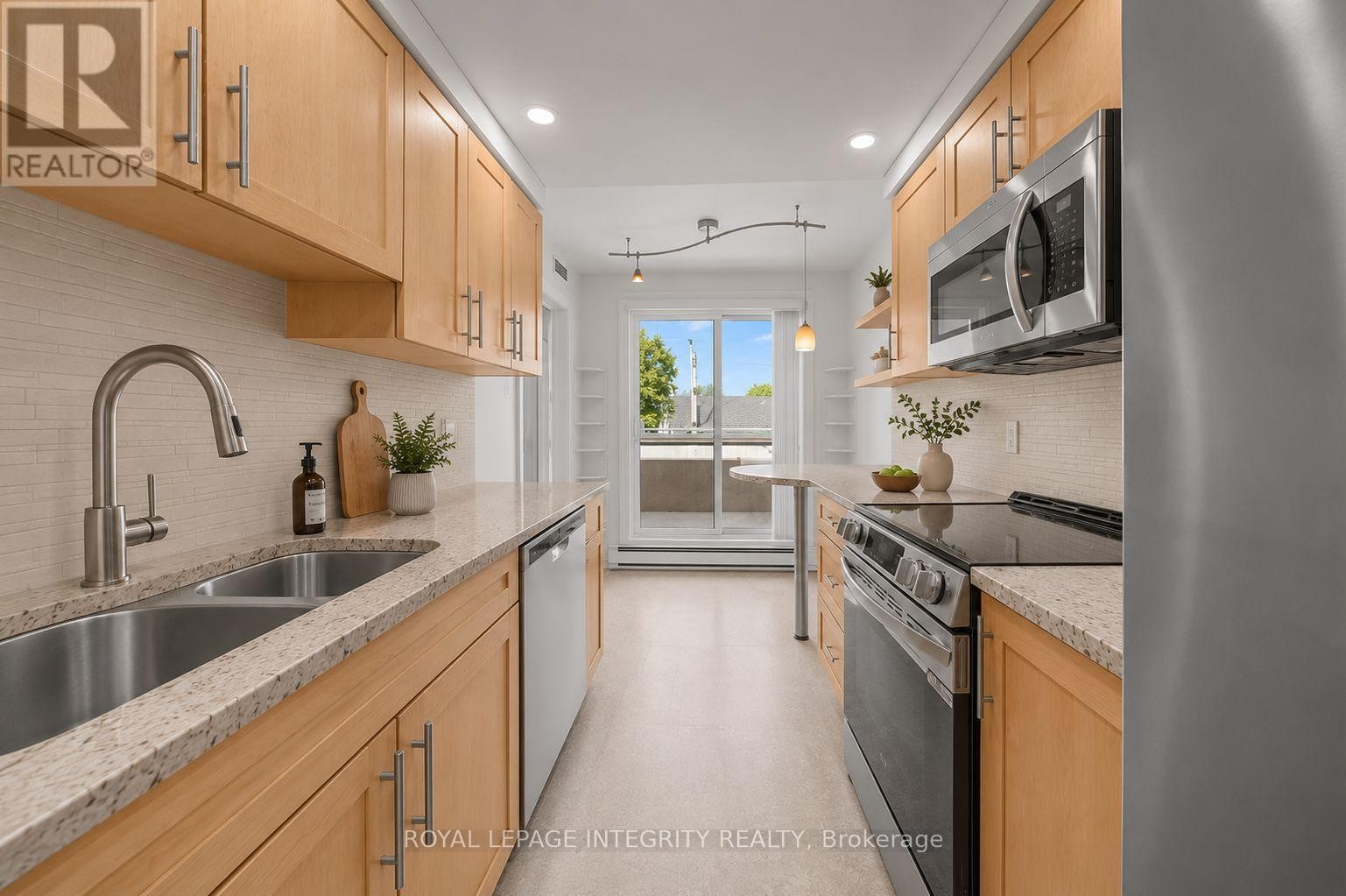 












PH5 - 939 NORTH RIVER ROAD

,
Ottawa,




Ontario
K1K3V2

