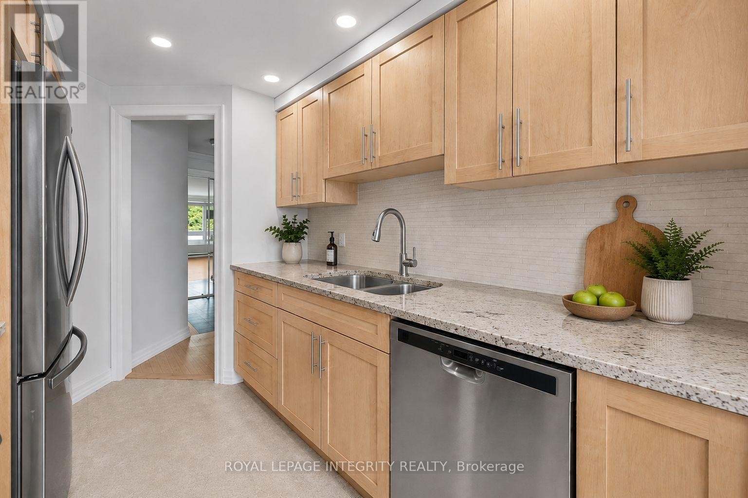 












PH5 - 939 NORTH RIVER ROAD

,
Ottawa,




Ontario
K1K3V2

