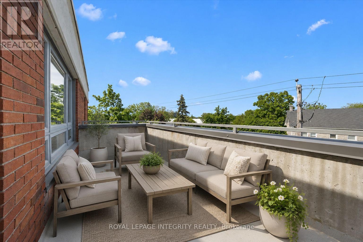 












PH5 - 939 NORTH RIVER ROAD

,
Ottawa,




Ontario
K1K3V2

