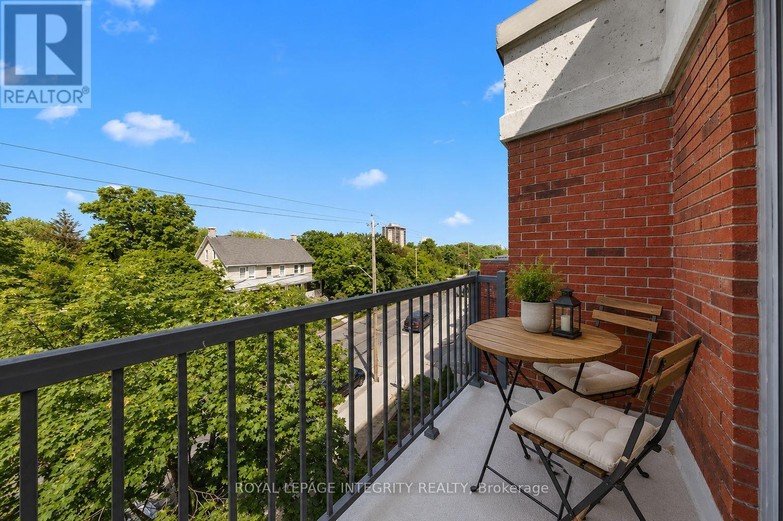 












PH5 - 939 NORTH RIVER ROAD

,
Ottawa,




Ontario
K1K3V2

