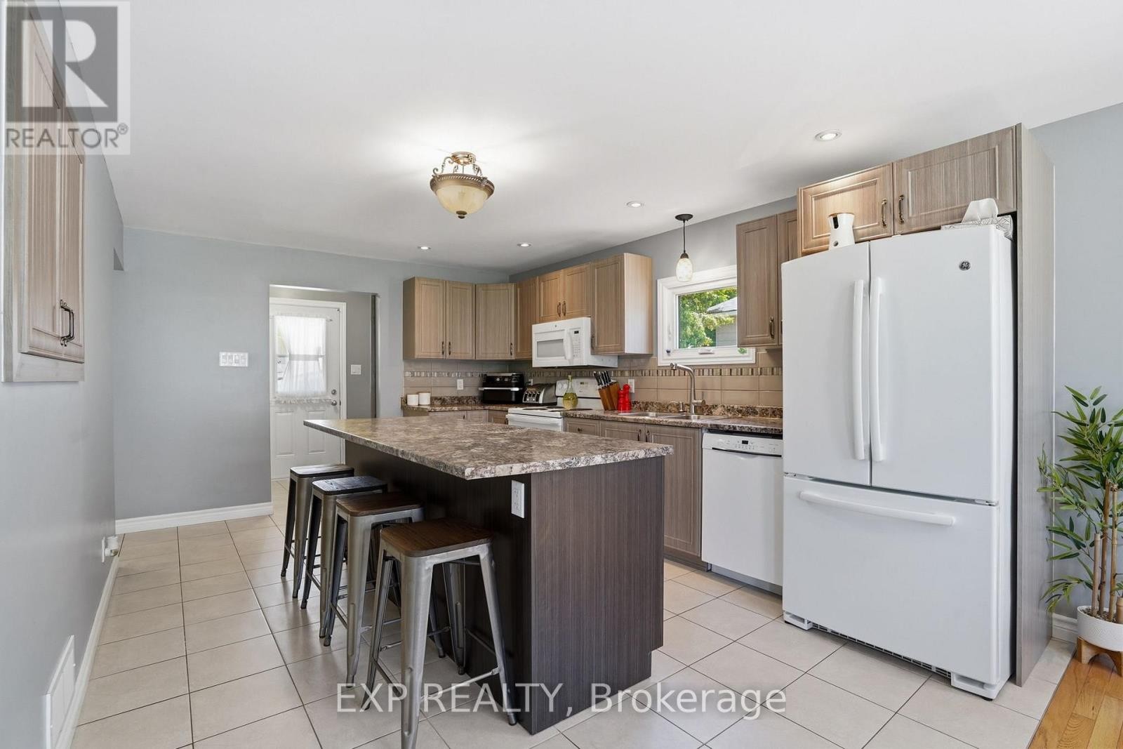 












599 VICTOR STREET

,
Clarence-Rockland,




Ontario
K4K1E5

