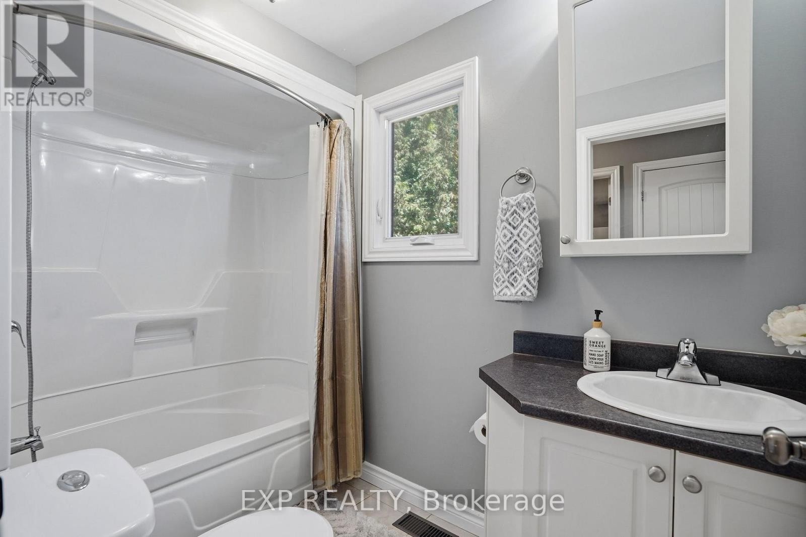 












599 VICTOR STREET

,
Clarence-Rockland,




Ontario
K4K1E5

