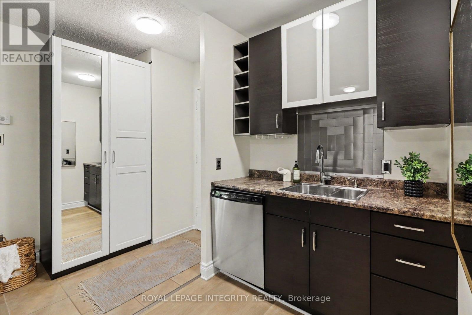 












102 - 200 BAY STREET S

,
Ottawa,




Ontario
K1R7W8

