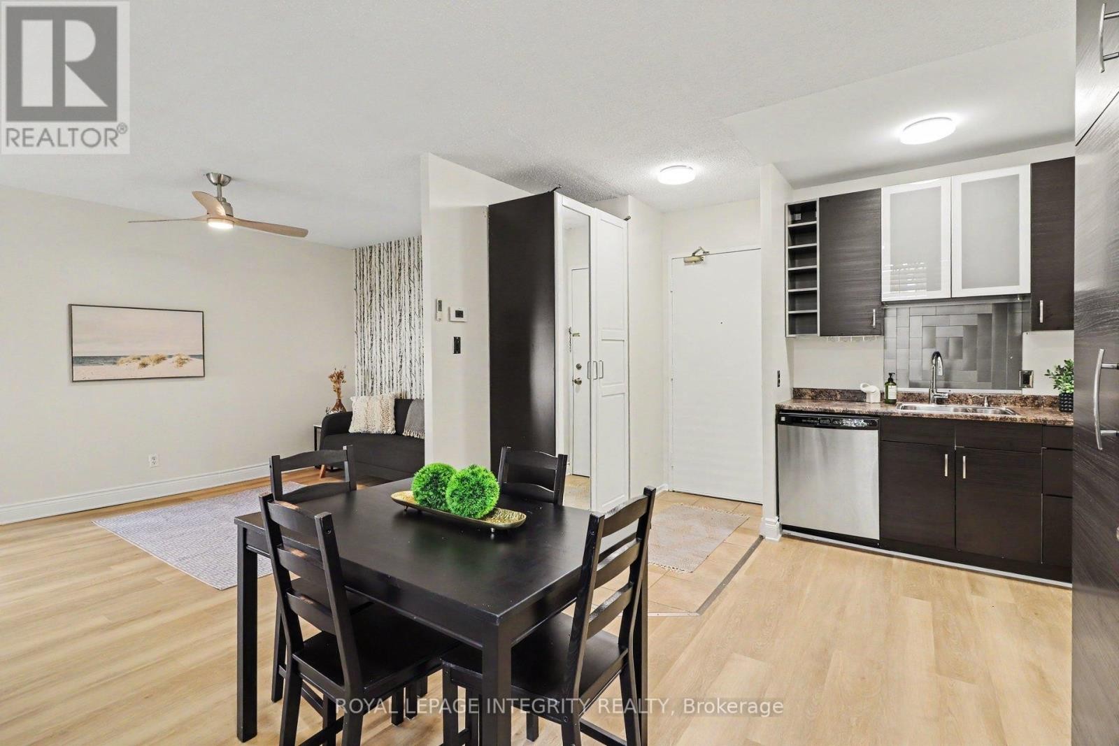 












102 - 200 BAY STREET S

,
Ottawa,




Ontario
K1R7W8

