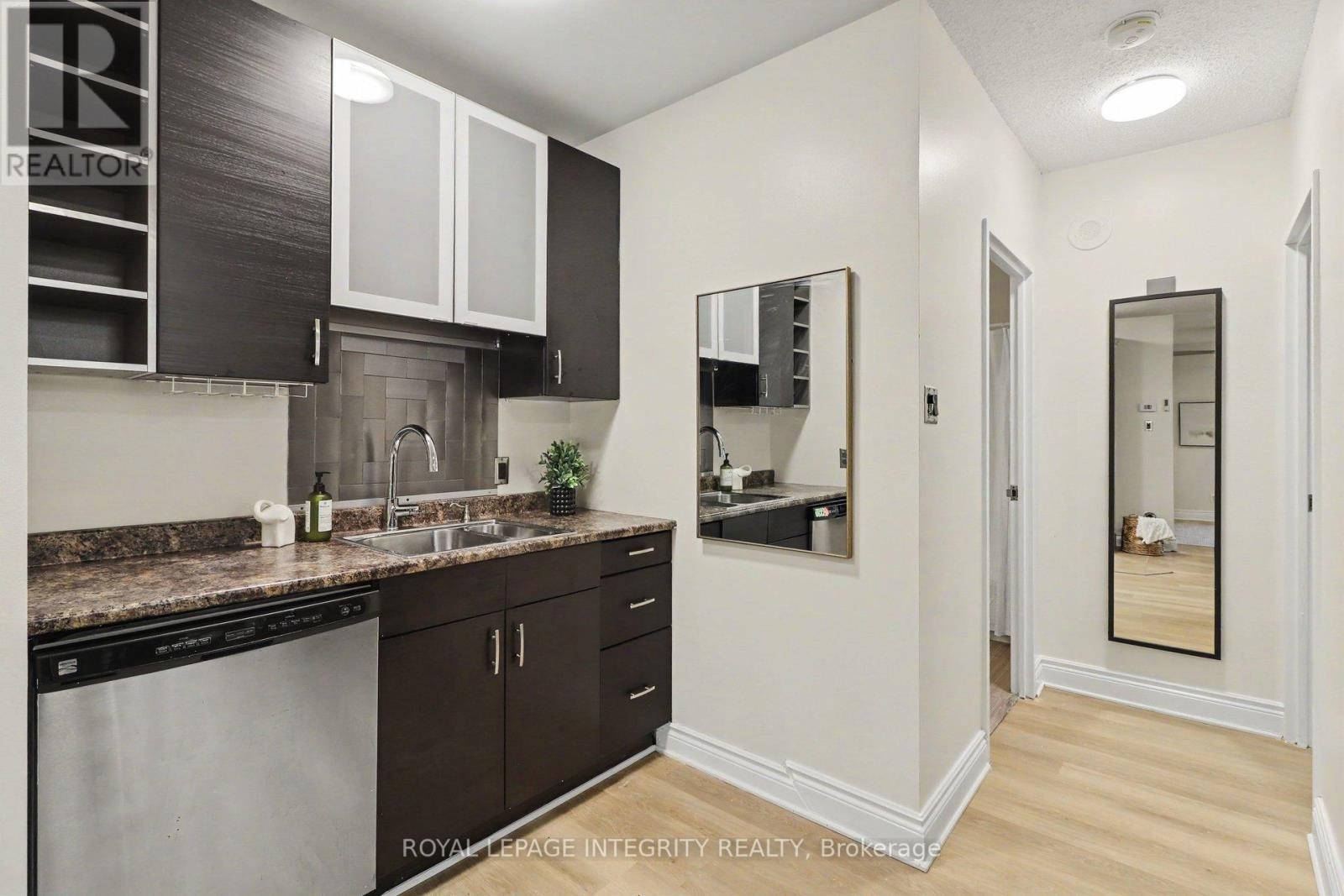 












102 - 200 BAY STREET S

,
Ottawa,




Ontario
K1R7W8

