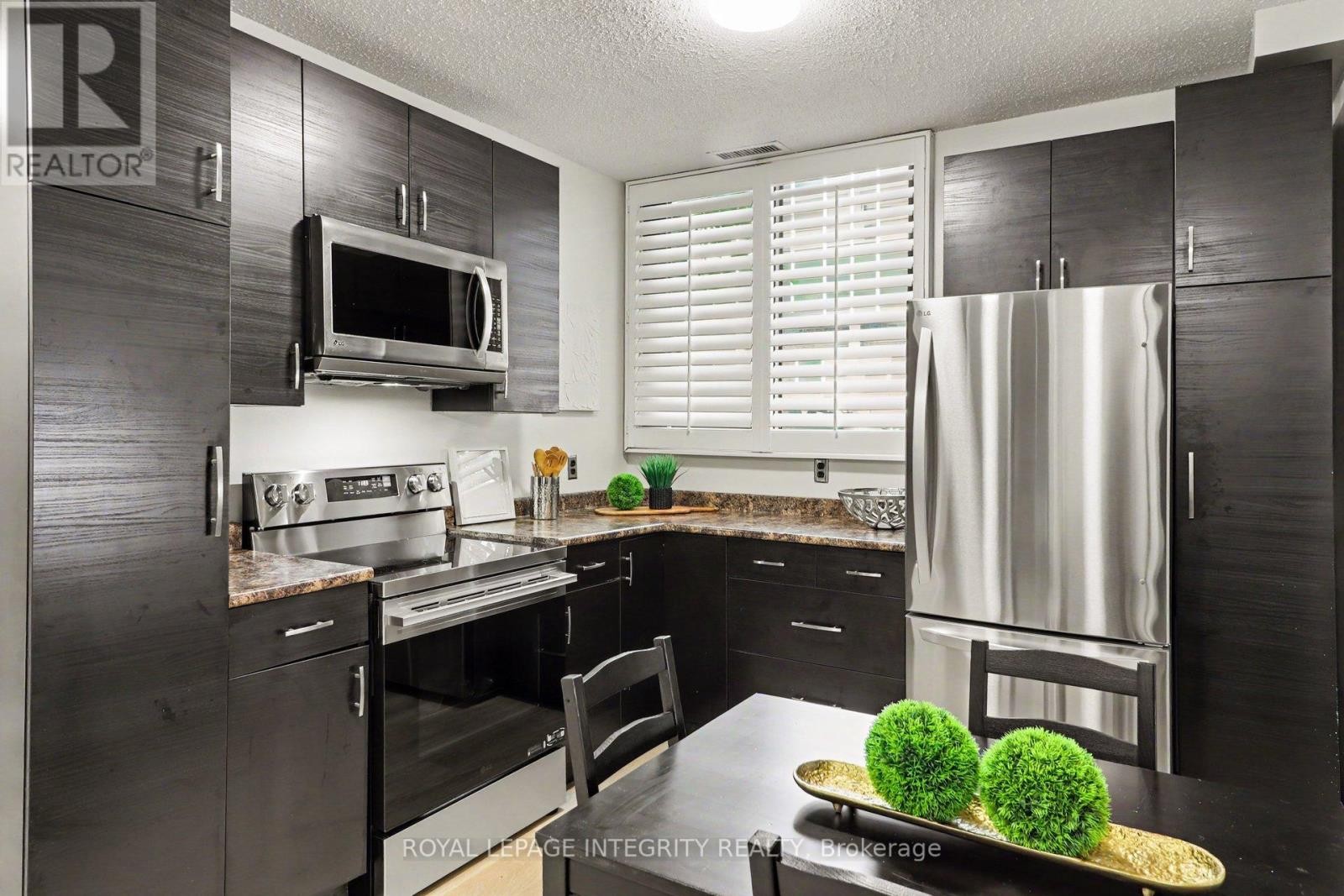 












102 - 200 BAY STREET S

,
Ottawa,




Ontario
K1R7W8


