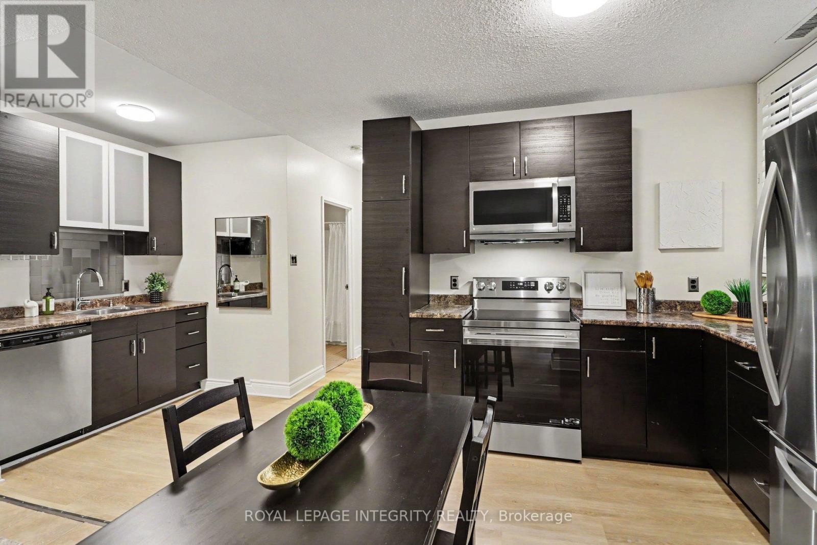 












102 - 200 BAY STREET S

,
Ottawa,




Ontario
K1R7W8

