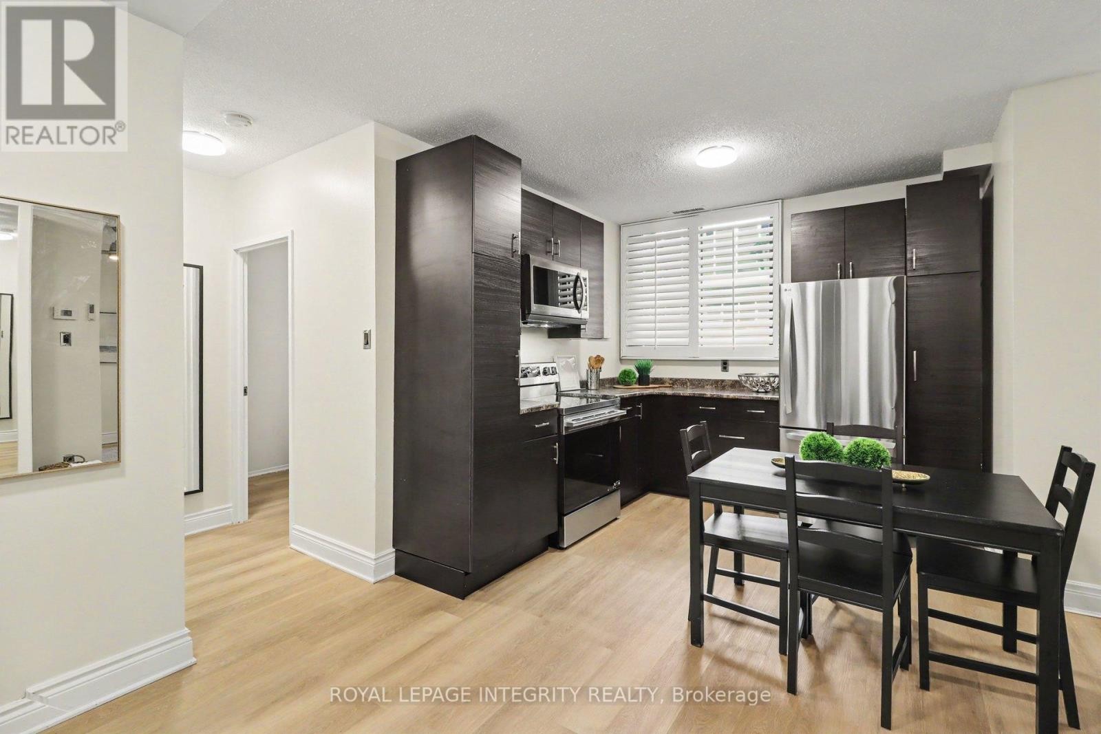 












102 - 200 BAY STREET S

,
Ottawa,




Ontario
K1R7W8


