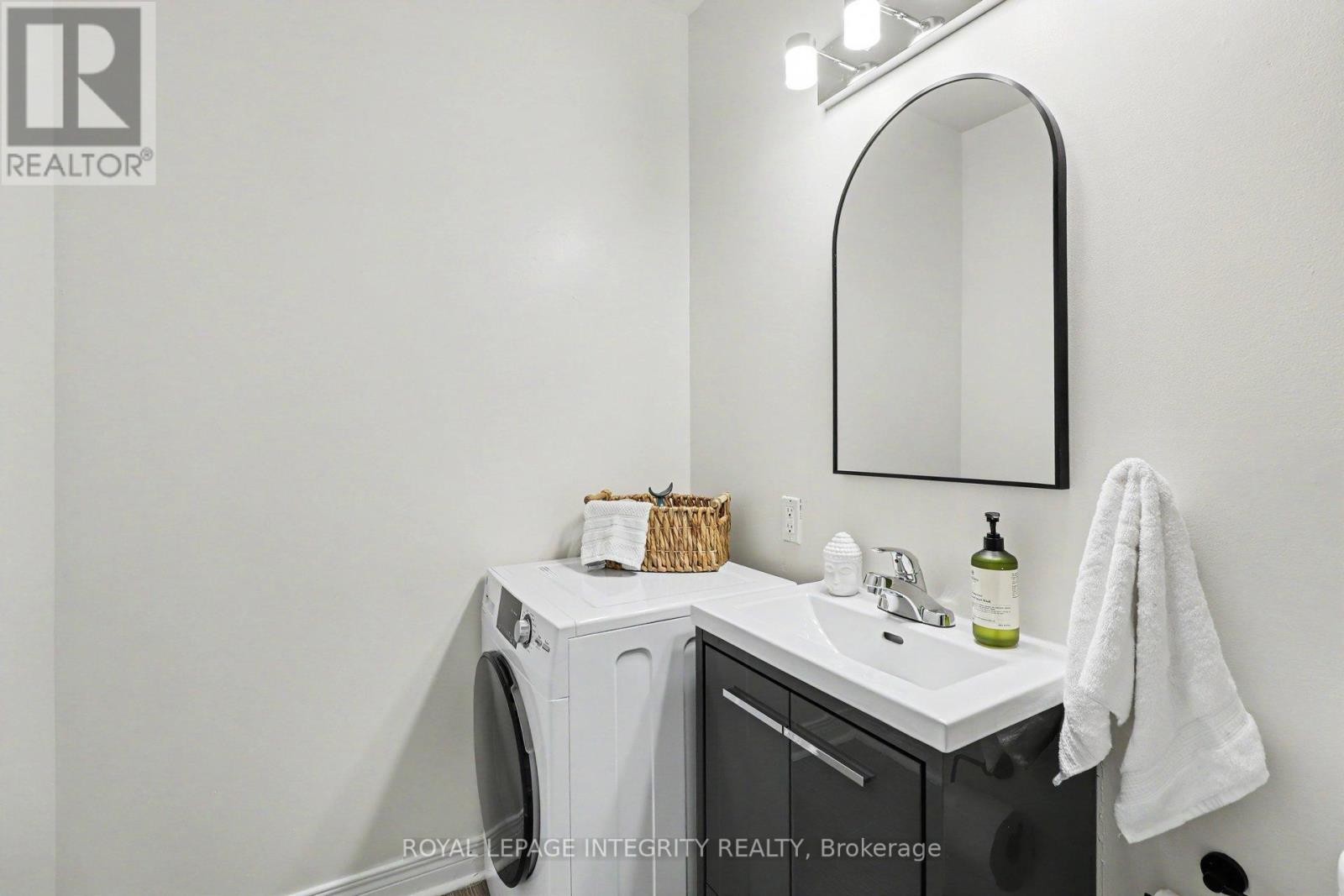 












102 - 200 BAY STREET S

,
Ottawa,




Ontario
K1R7W8

