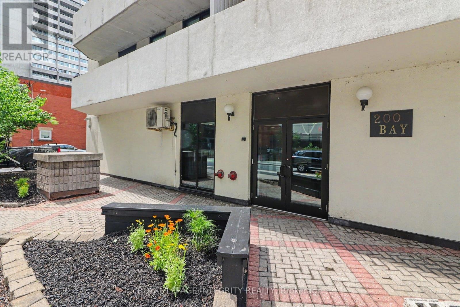 












102 - 200 BAY STREET S

,
Ottawa,




Ontario
K1R7W8

