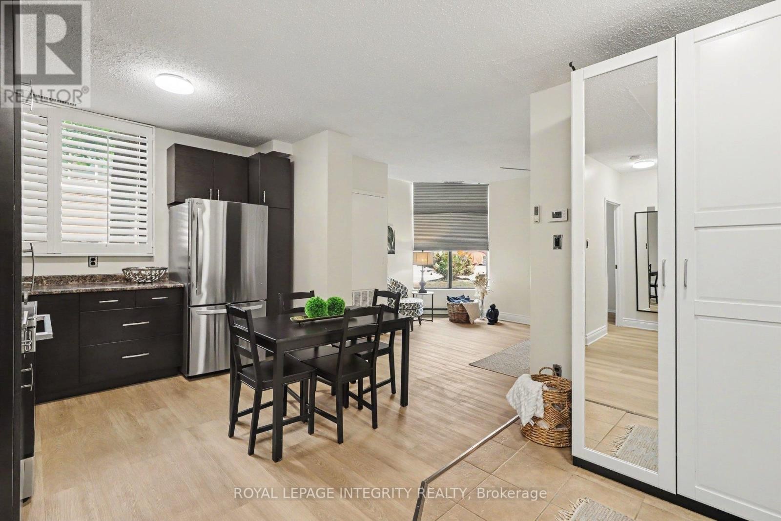 












102 - 200 BAY STREET S

,
Ottawa,




Ontario
K1R7W8

