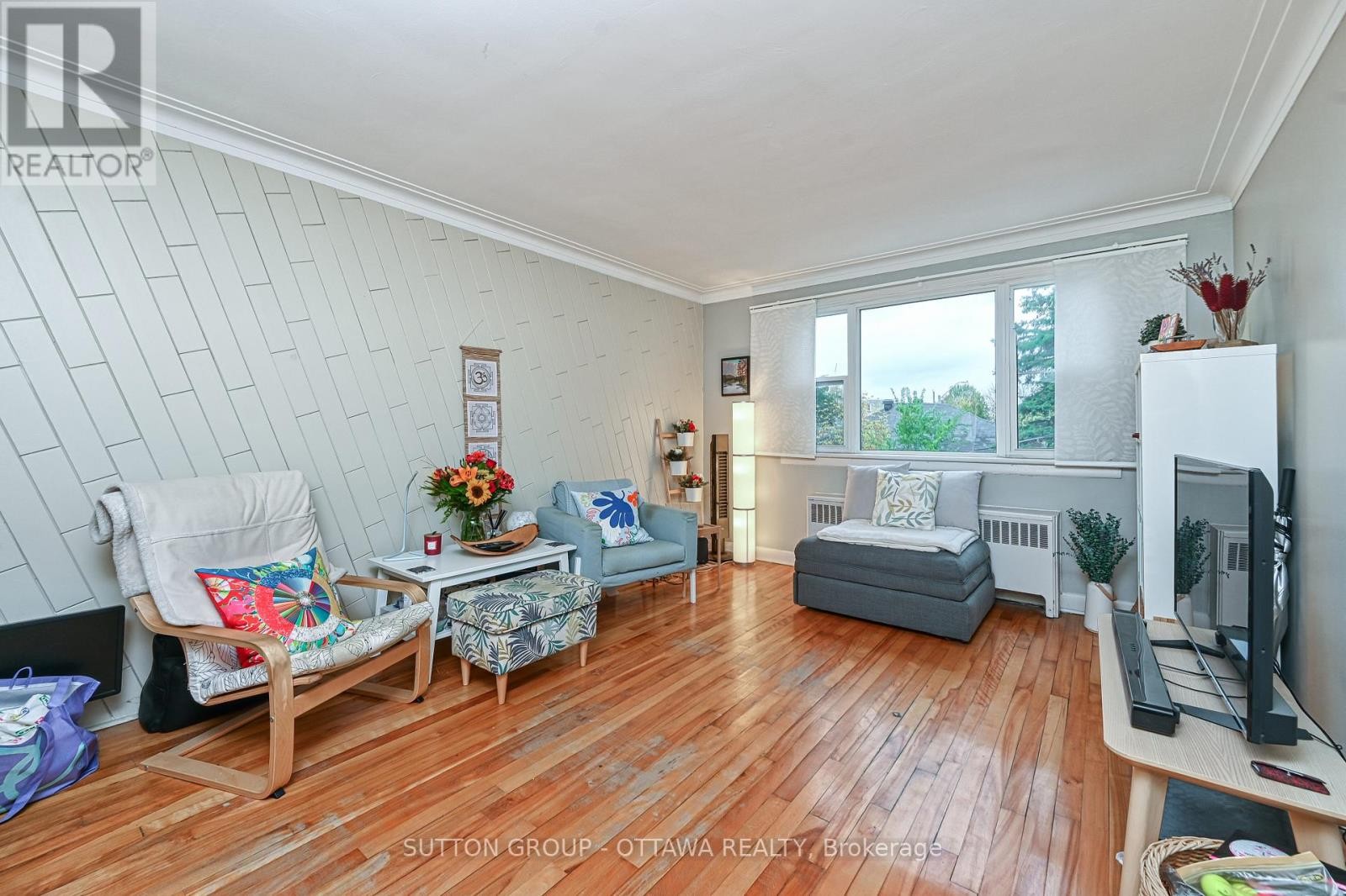 












154-156 DAGMAR AVENUE

,
Ottawa,




Ontario
K1L5T2

