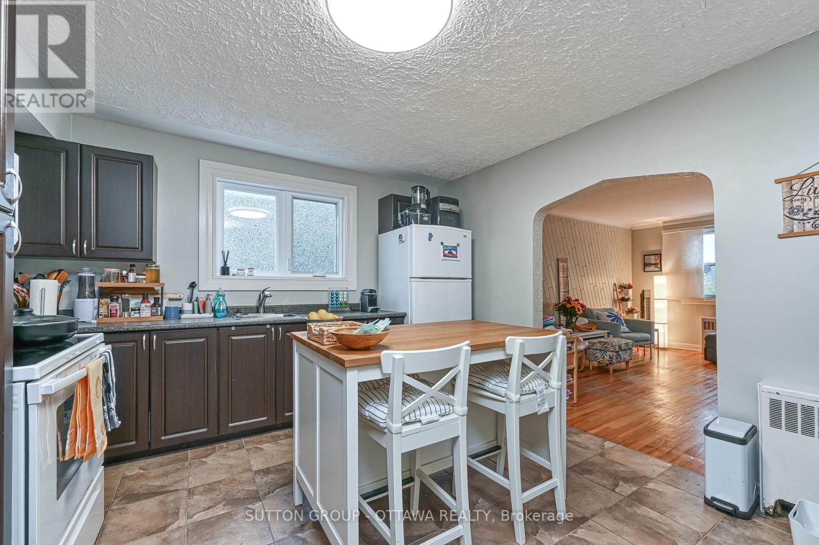 












154-156 DAGMAR AVENUE

,
Ottawa,




Ontario
K1L5T2

