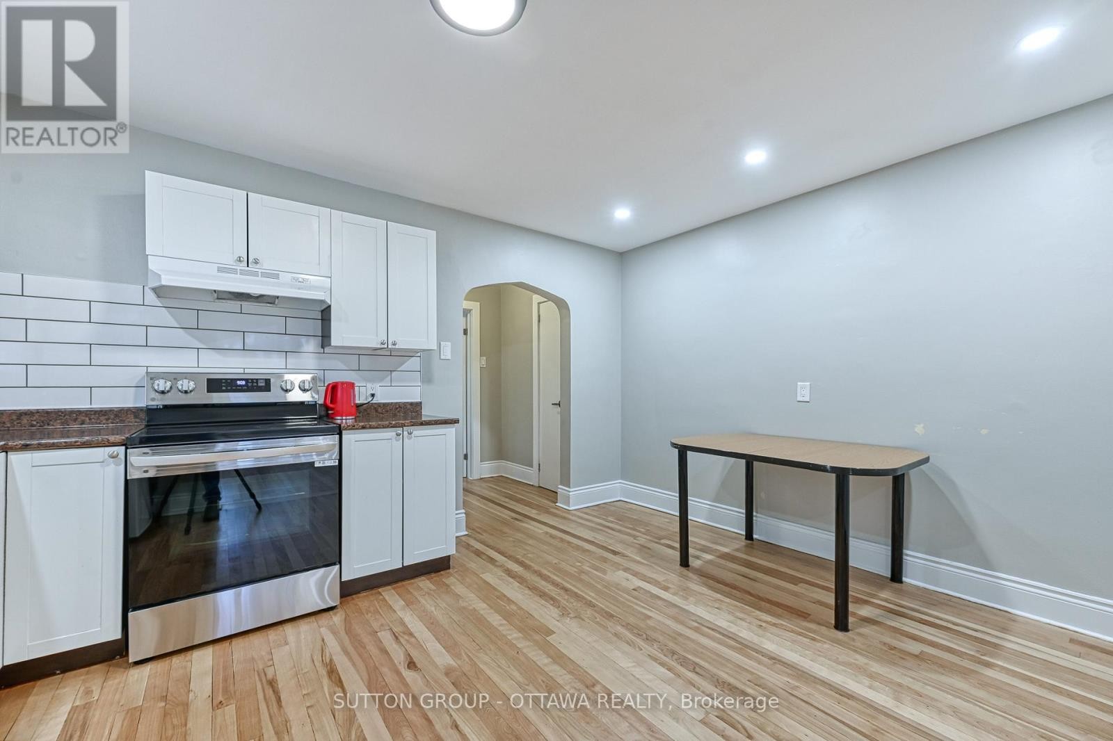 












154-156 DAGMAR AVENUE

,
Ottawa,




Ontario
K1L5T2

