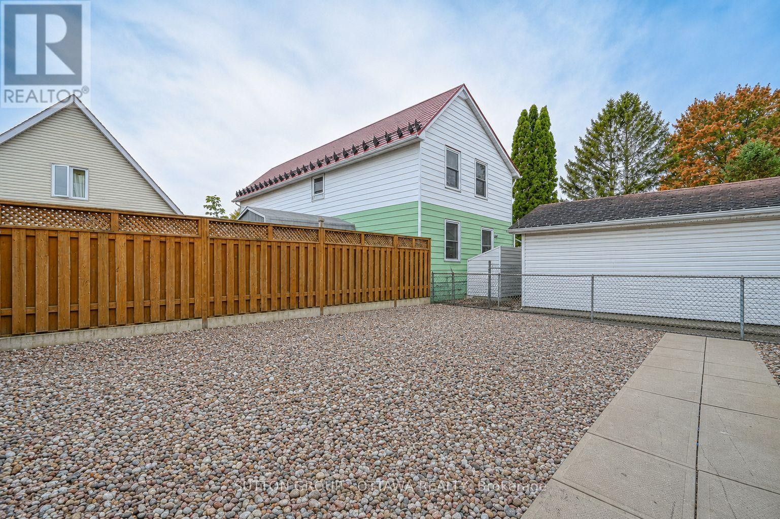












154-156 DAGMAR AVENUE

,
Ottawa,




Ontario
K1L5T2

