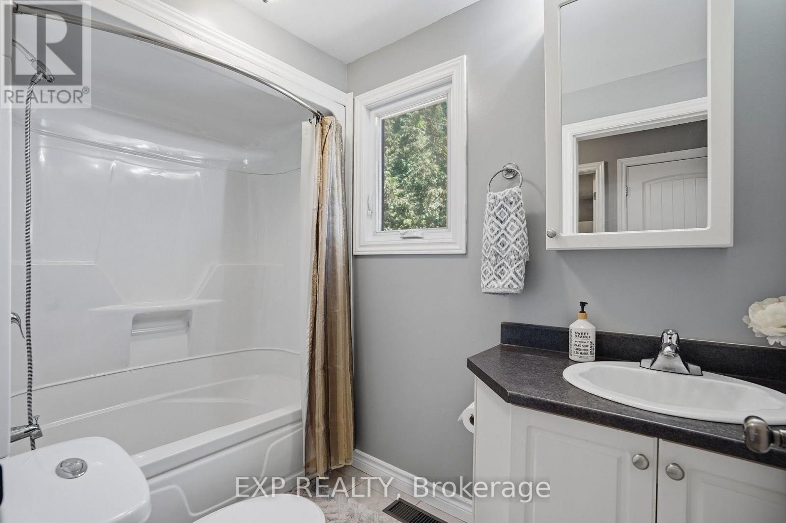 












599 VICTOR STREET

,
Clarence-Rockland,




Ontario
K4K1E5


