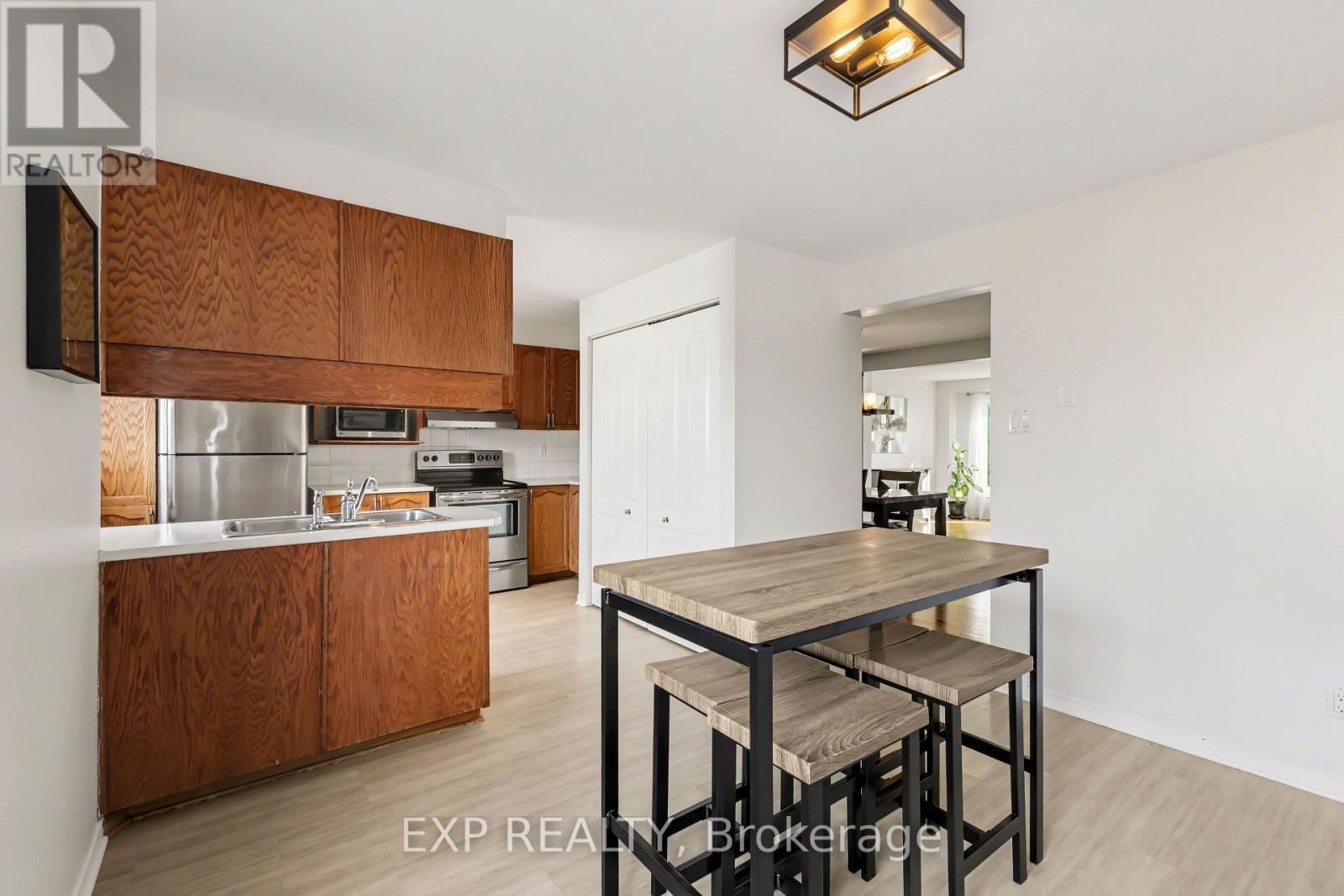 












1848 SUMMERFIELDS CRESCENT

,
Ottawa,




Ontario
K1C7B7

