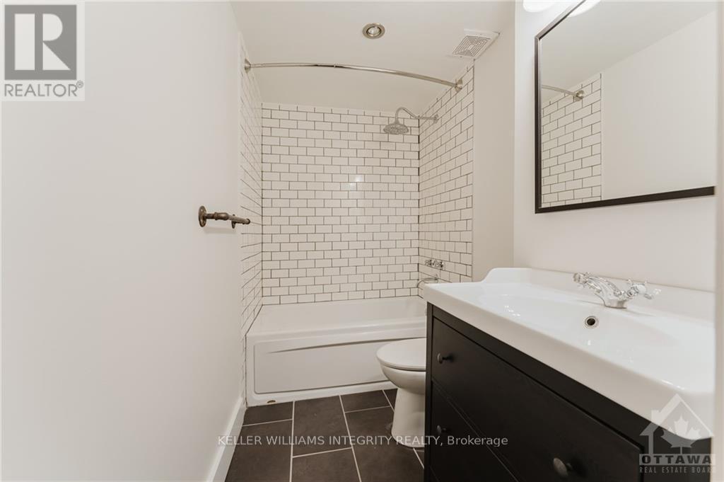 












906 - 556 LAURIER AVENUE W

,
Ottawa,




Ontario
K1R7X2

