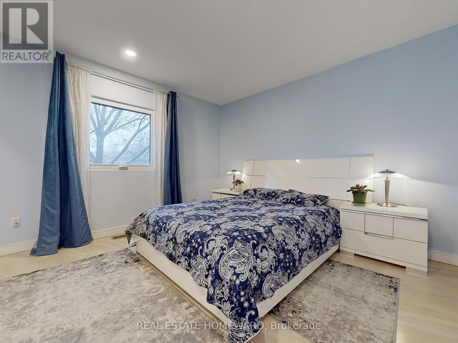 












128 LAURENTIDE DRIVE

,
Toronto (Parkwoods-Donalda),




Ontario
M3A3E5

